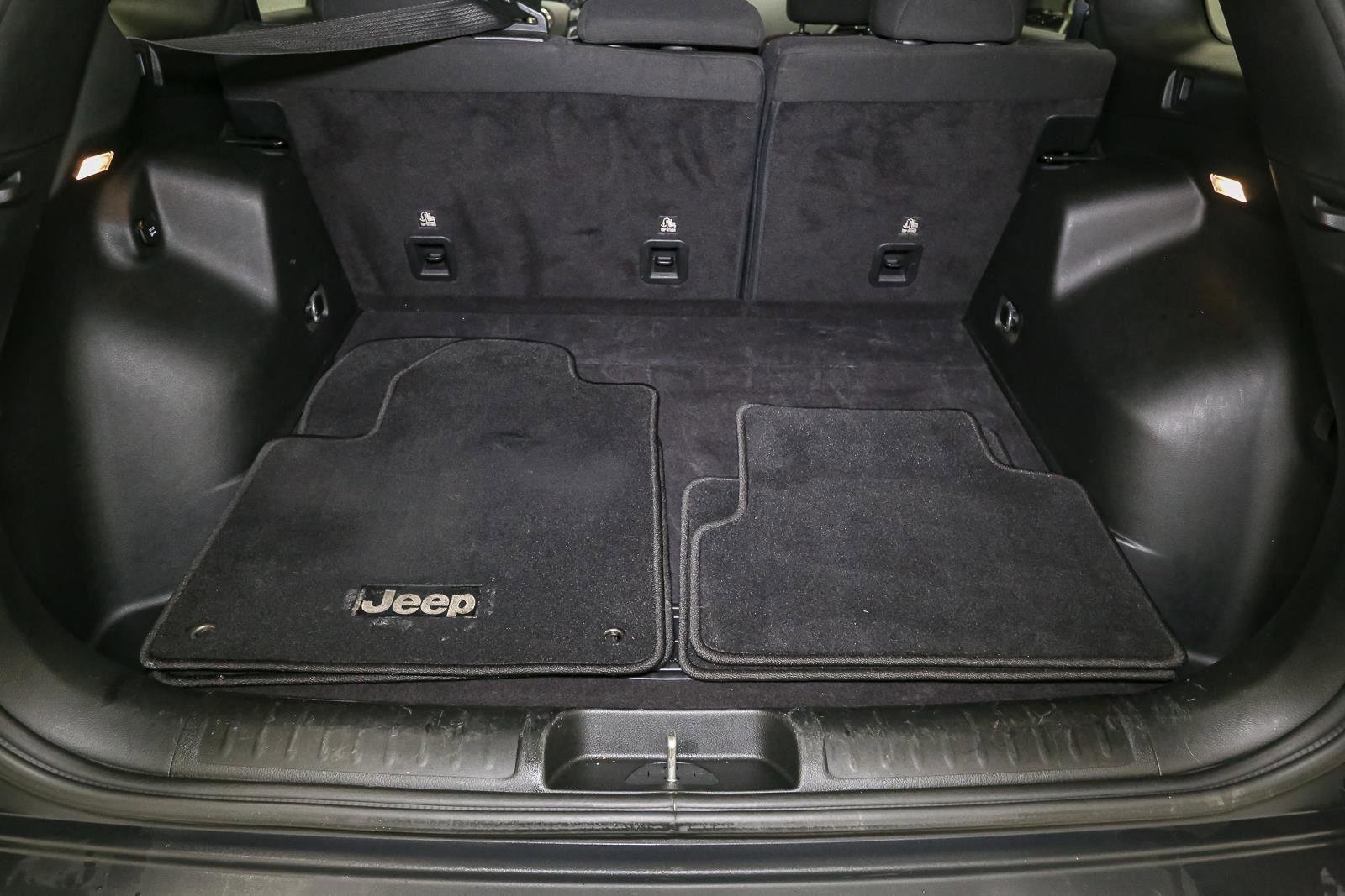Used 2019 Jeep Cherokee Latitude w/ Popular Appearance Group AWD/4WD image 14