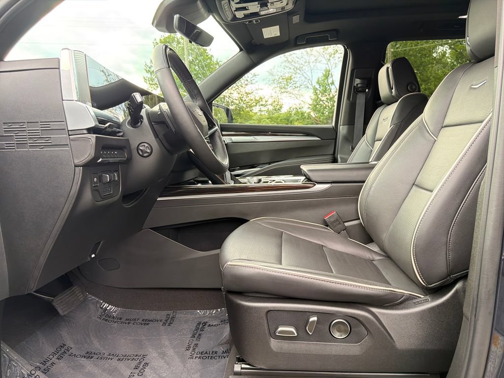 Certified 2025 Cadillac Escalade Premium Luxury AWD/4WD image 3