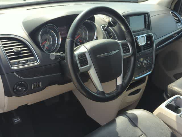 Used 2014 Chrysler Town & Country Touring FWD image 10