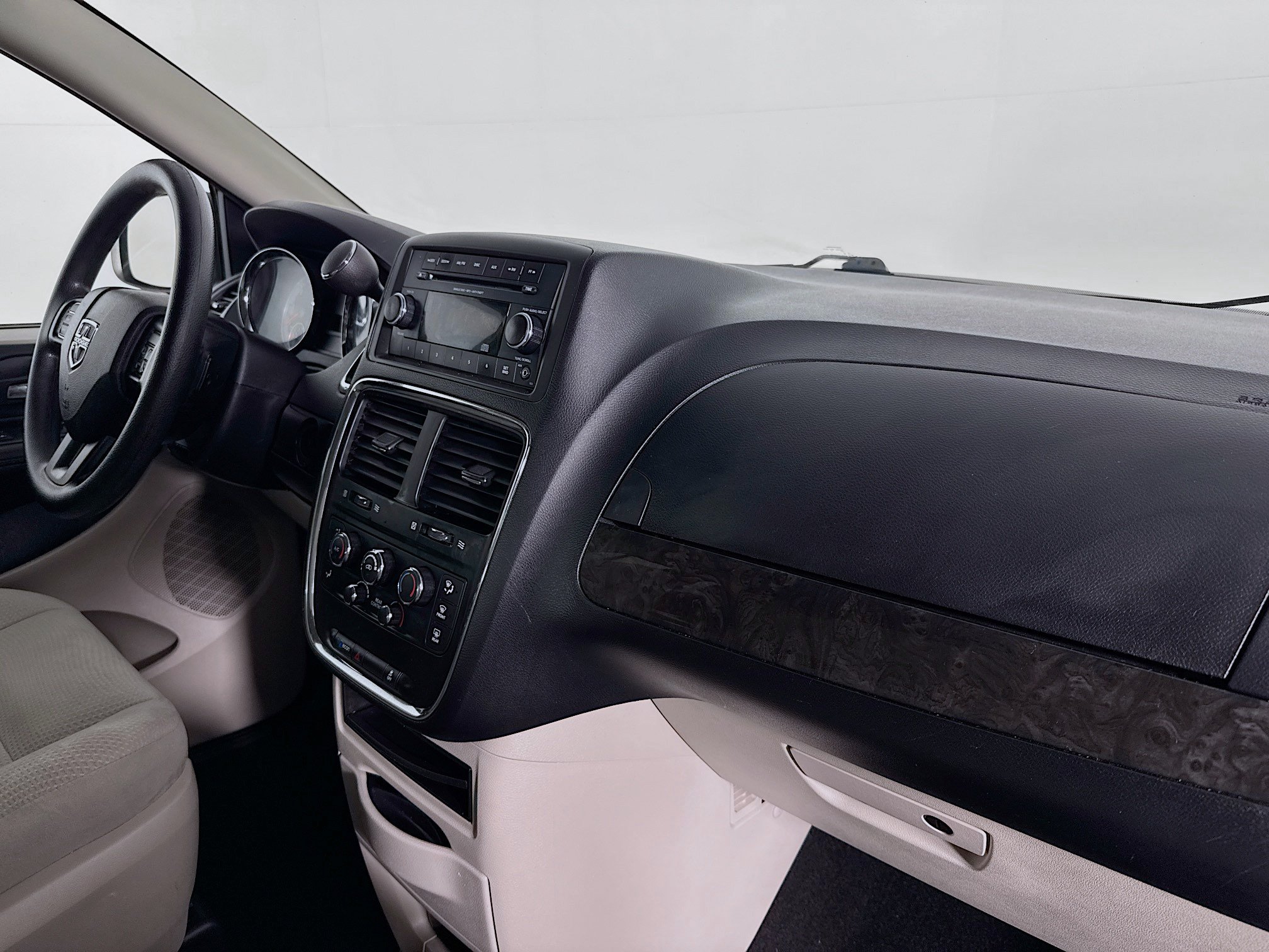 Used 2017 Dodge Grand Caravan SE FWD image 26