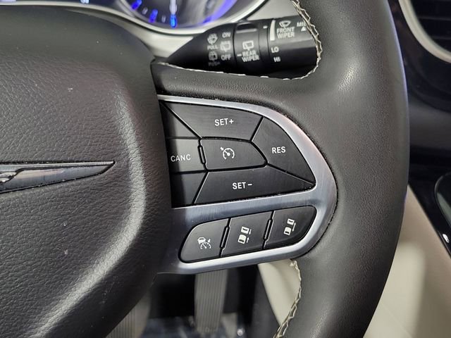 Used 2023 Chrysler Pacifica Touring-L FWD image 25
