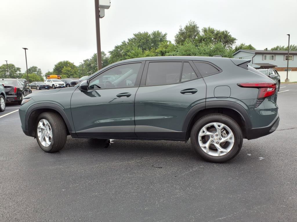 Used 2025 Chevrolet Trax LS w/ LS Convenience Package image 26