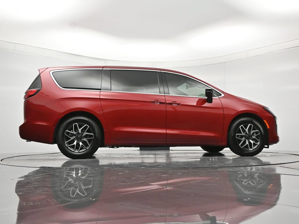 New 2027 Chrysler Pacifica Limited w/ Family Tech Group FWD image 42
