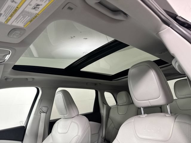 Used 2019 Jeep Cherokee Limited w/ Luxury Group FWD image 19