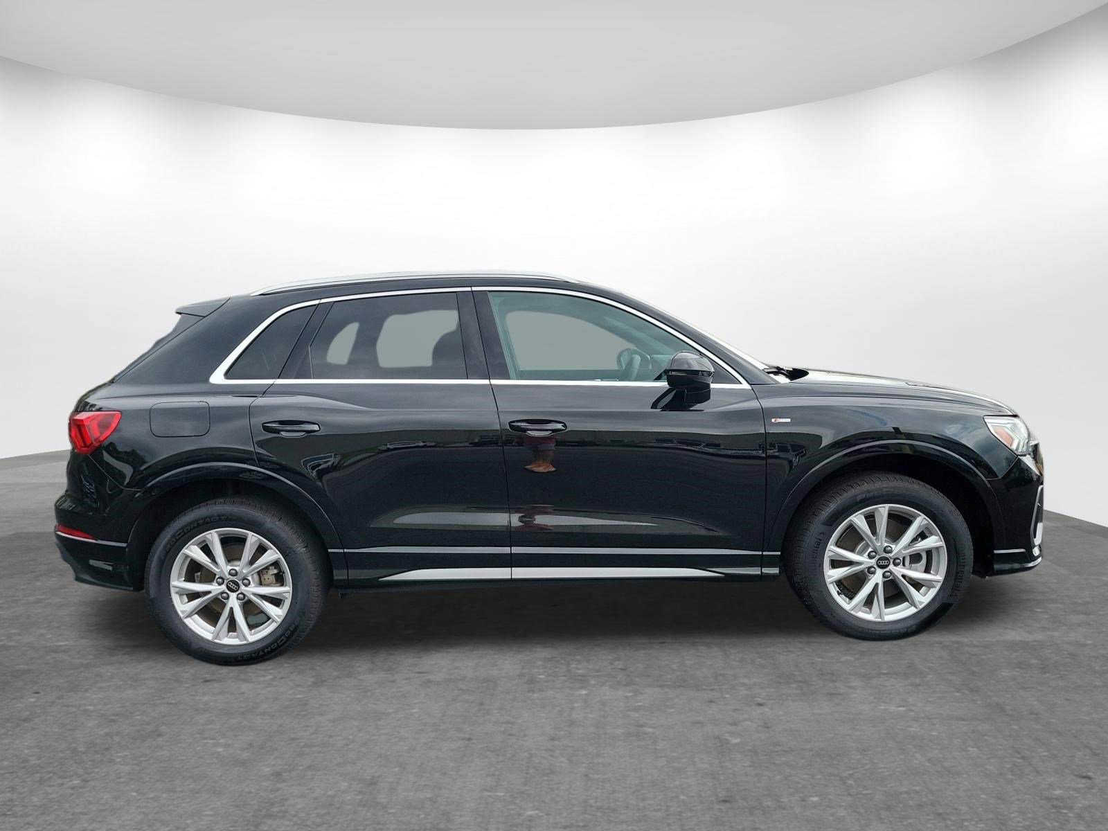 Used 2025 Audi Q3 2.0T Premium image 2