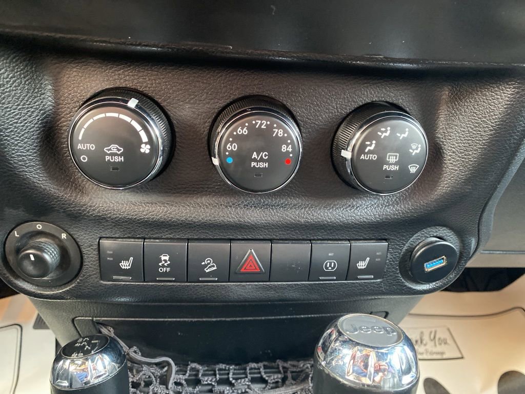 Used 2013 Jeep Wrangler Unlimited Rubicon w/ Connectivity Group AWD/4WD image 19