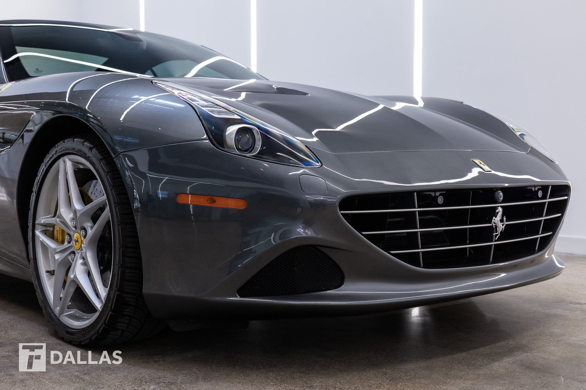 Used 2017 Ferrari California T RWD image 22