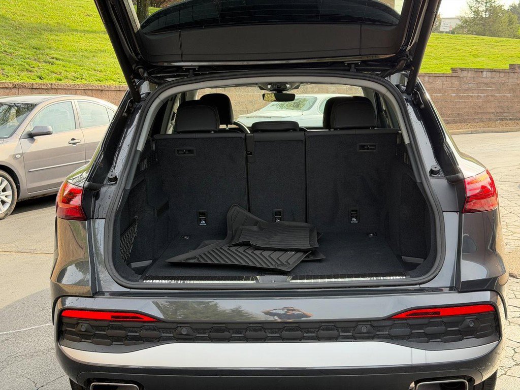 Used 2025 Audi Q5 Premium w/ Convenience Package image 4