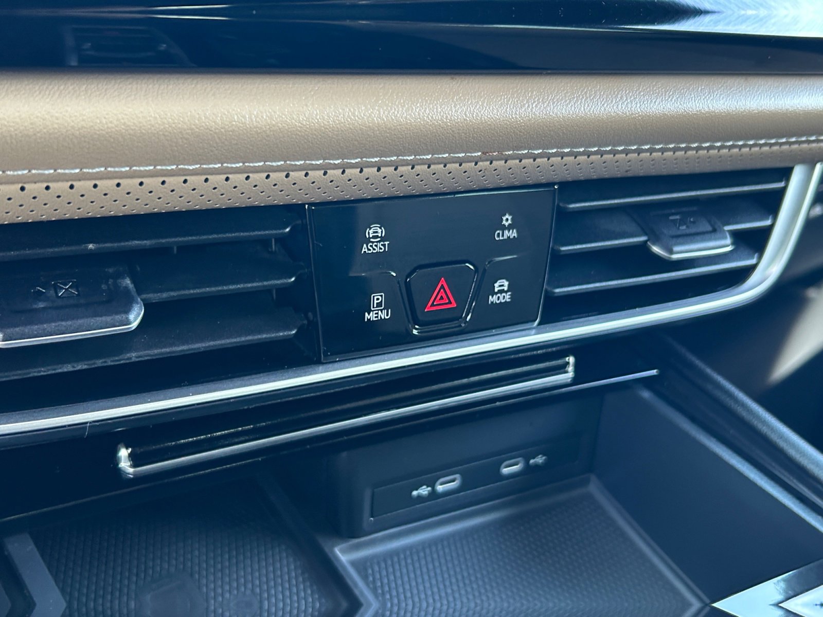 Used 2024 Volkswagen Atlas Cross Sport SE w/ Panoramic Sunroof Package FWD image 12