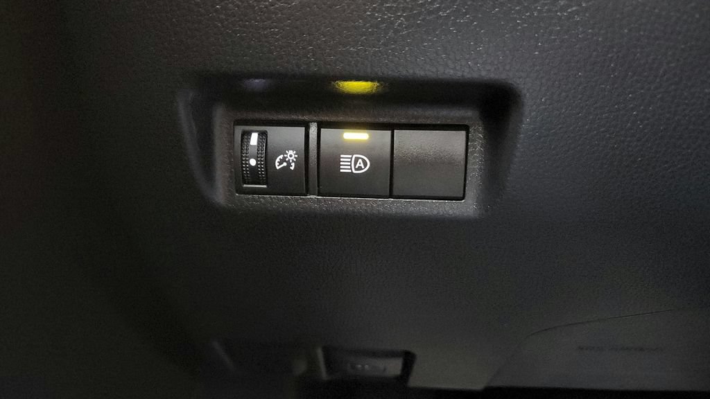 Used 2023 Toyota RAV4 LE AWD/4WD image 32