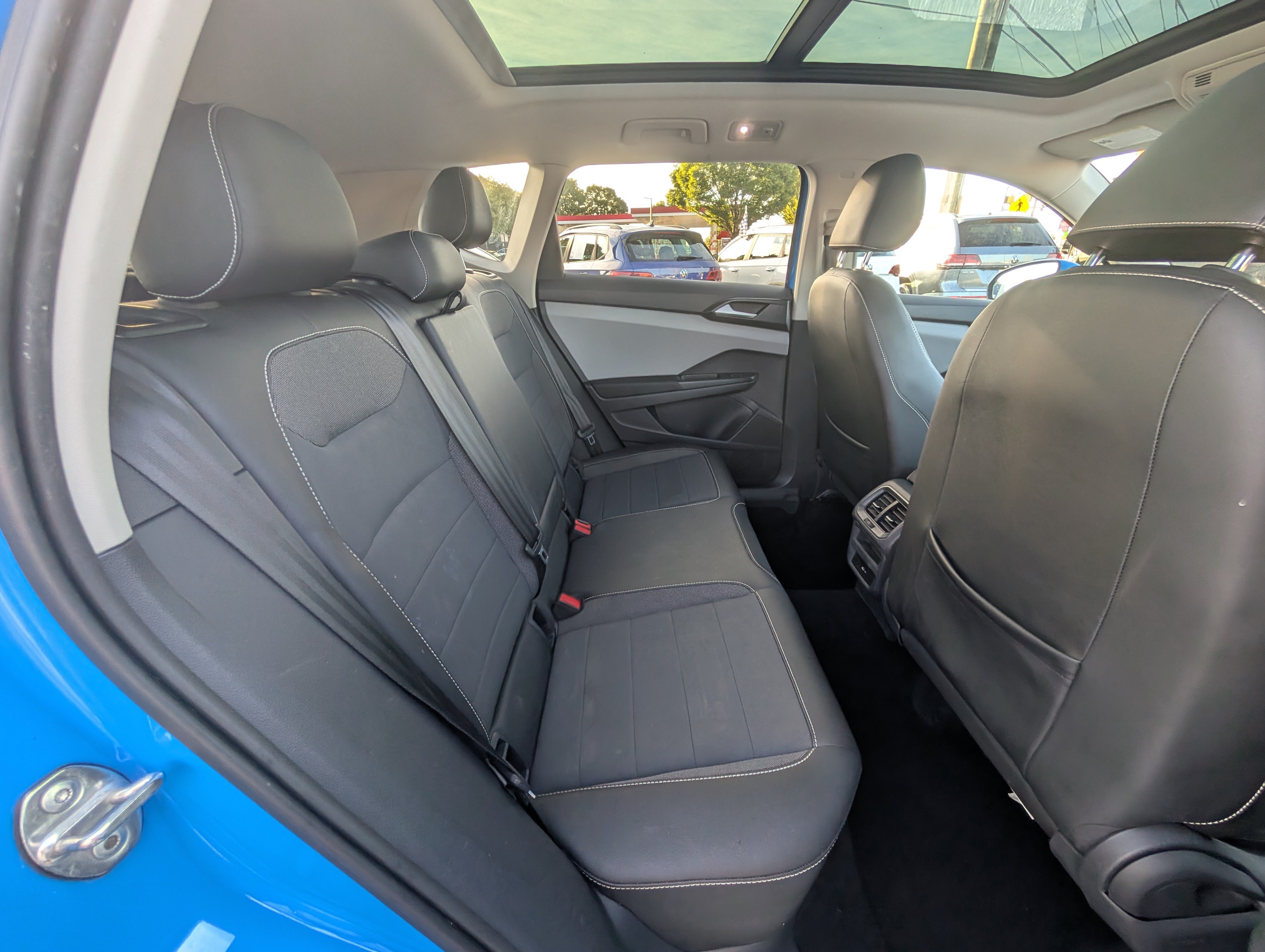 Used 2022 Volkswagen Taos SE w/ Panoramic Sunroof Package FWD image 11