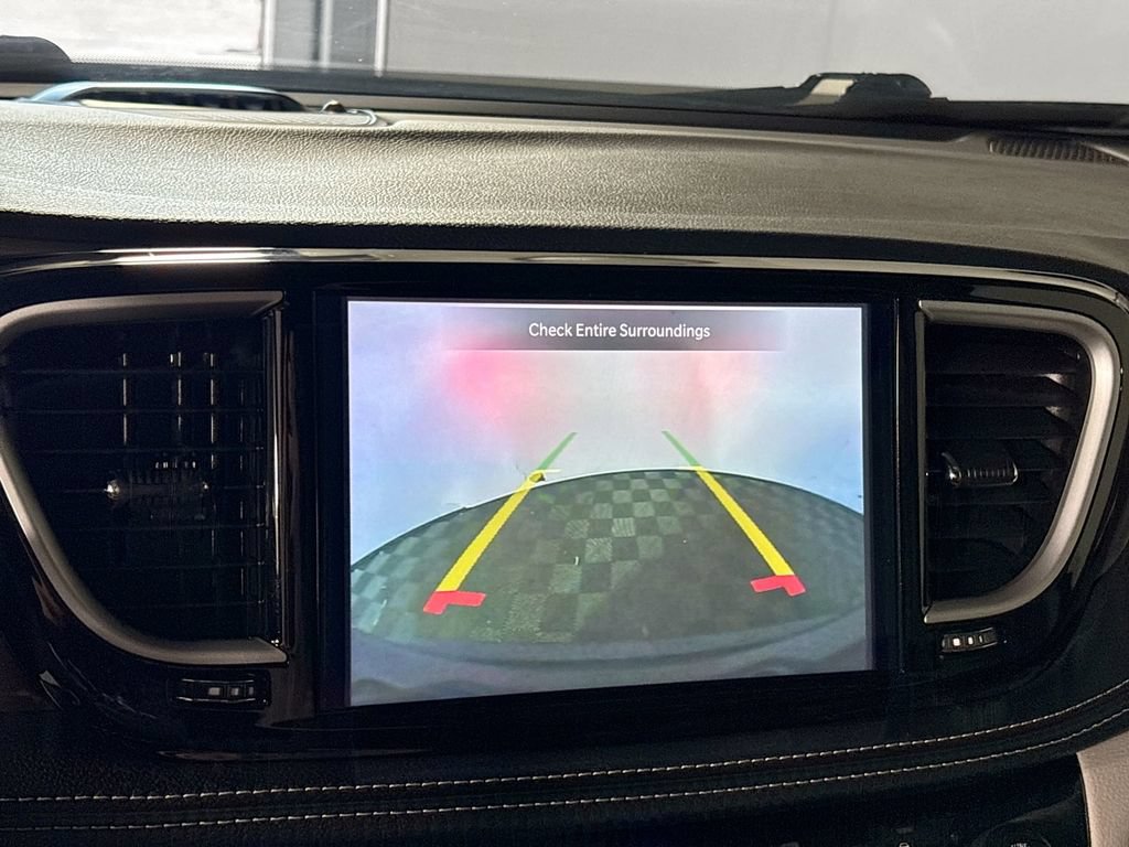 Used 2024 Chrysler Pacifica Limited FWD image 17