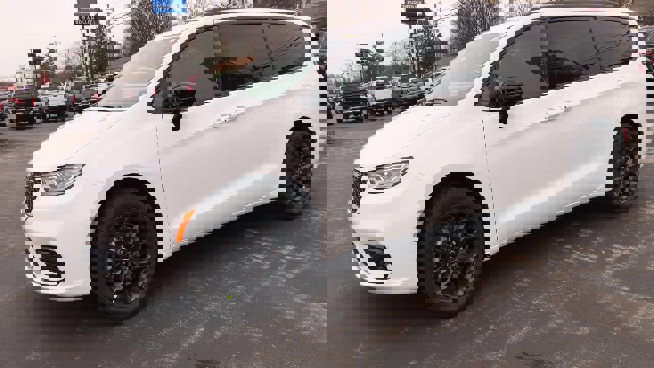 New 2026 Chrysler Pacifica Select image 4