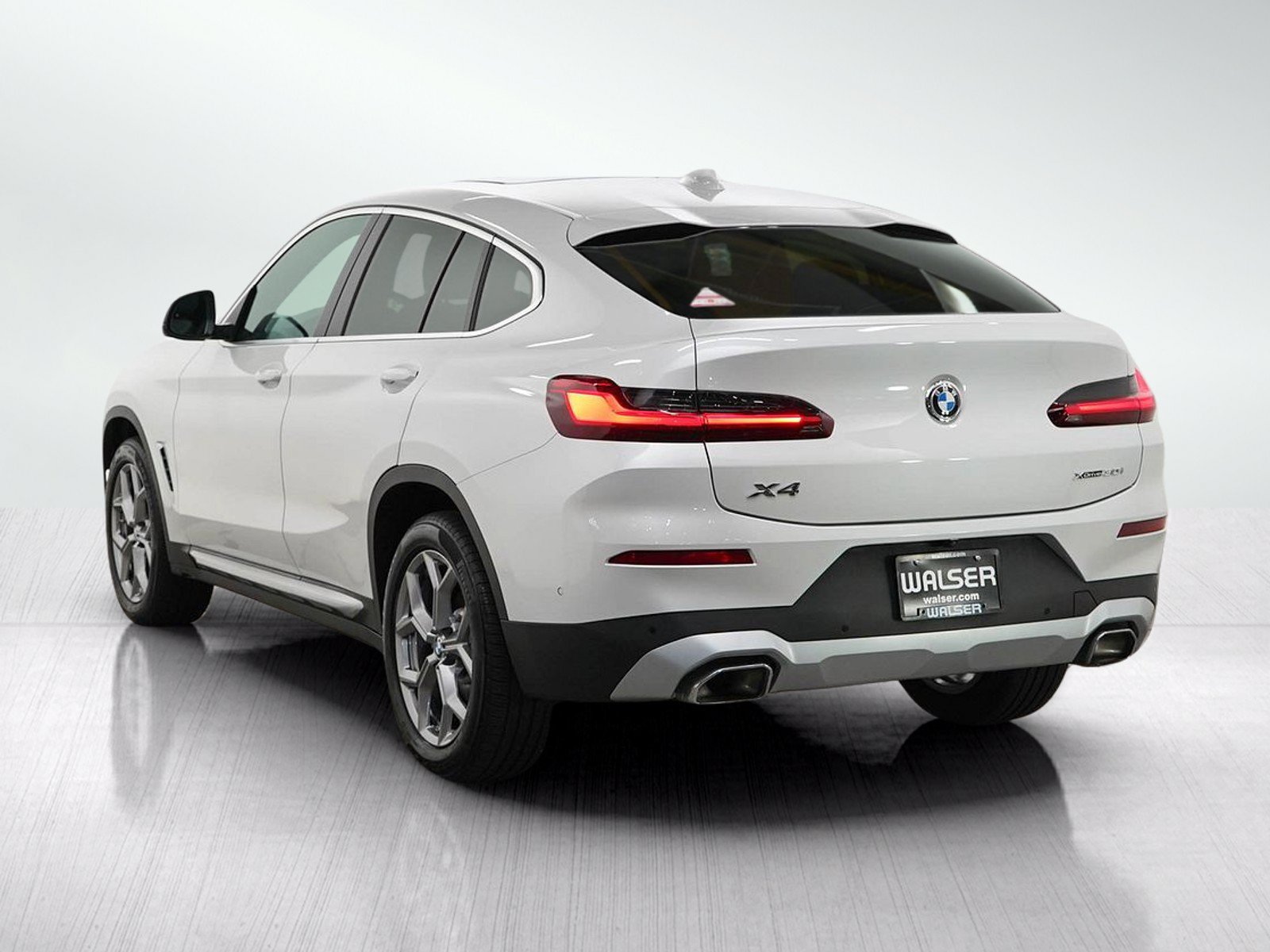 Used 2024 BMW X4 xDrive30i w/ Parking Assistance Package AWD/4WD image 3