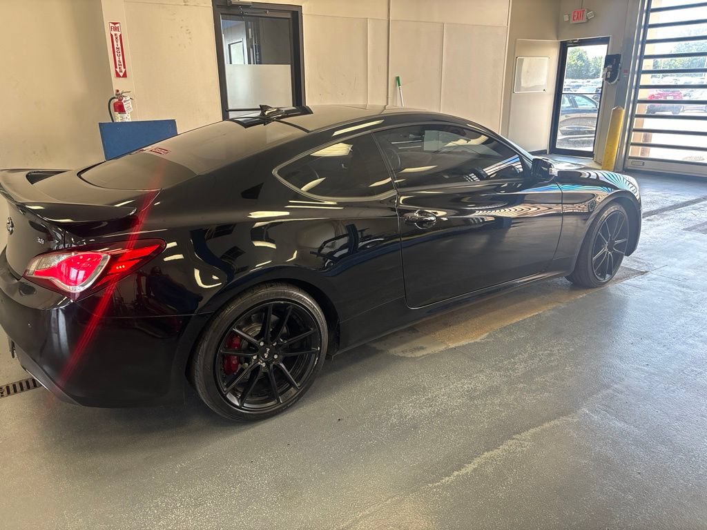Used 2016 Hyundai Genesis Coupe 3.8 RWD image 10