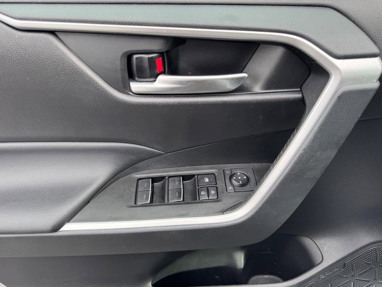 Used 2023 Toyota RAV4 SE image 19