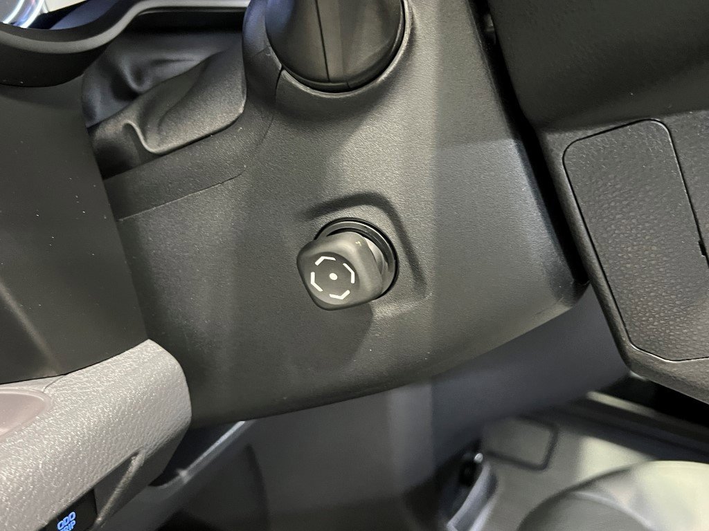 Used 2023 Toyota Sienna Limited image 41