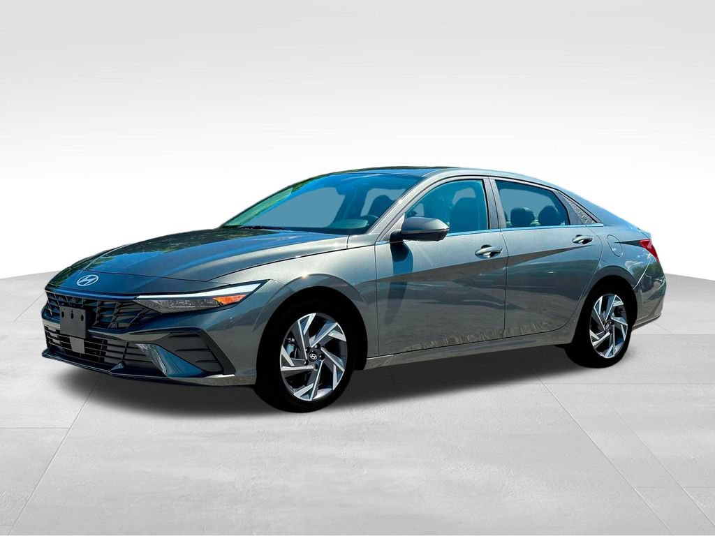 Used 2025 Hyundai Elantra Limited FWD image 2