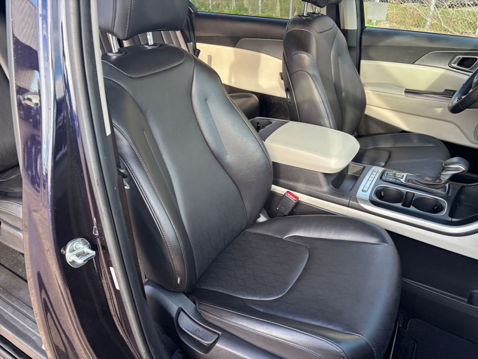 Used 2024 Kia Carnival LX image 37