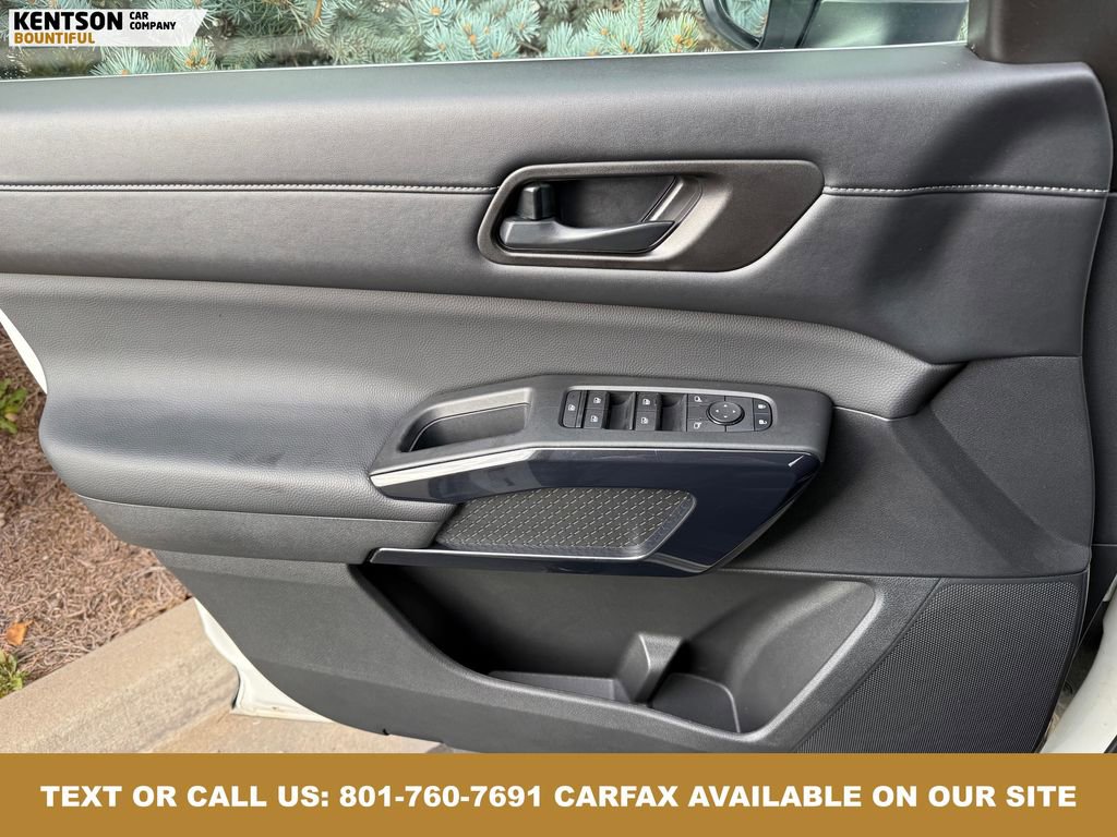 Used 2025 Nissan Pathfinder SV image 22