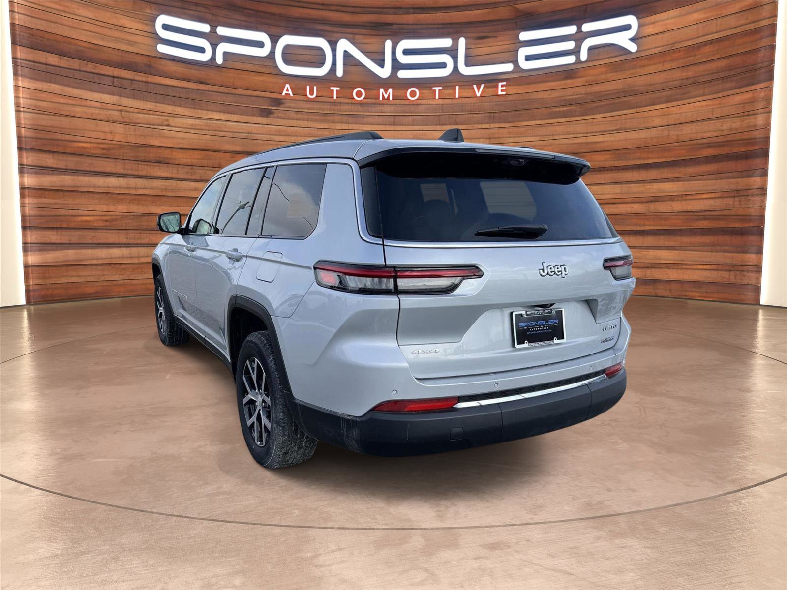 Used 2024 Jeep Grand Cherokee L Limited w/ Luxury Tech Group II image 3