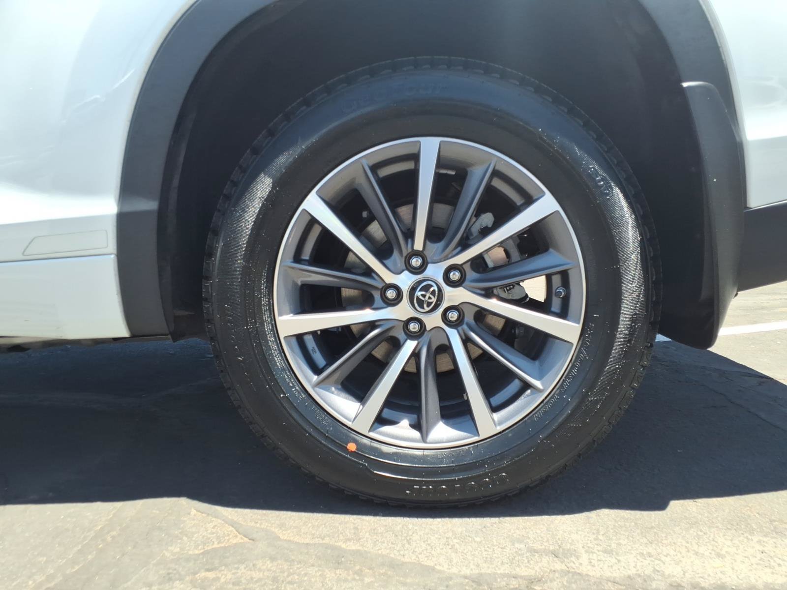 Used 2018 Toyota Highlander XLE AWD/4WD image 9