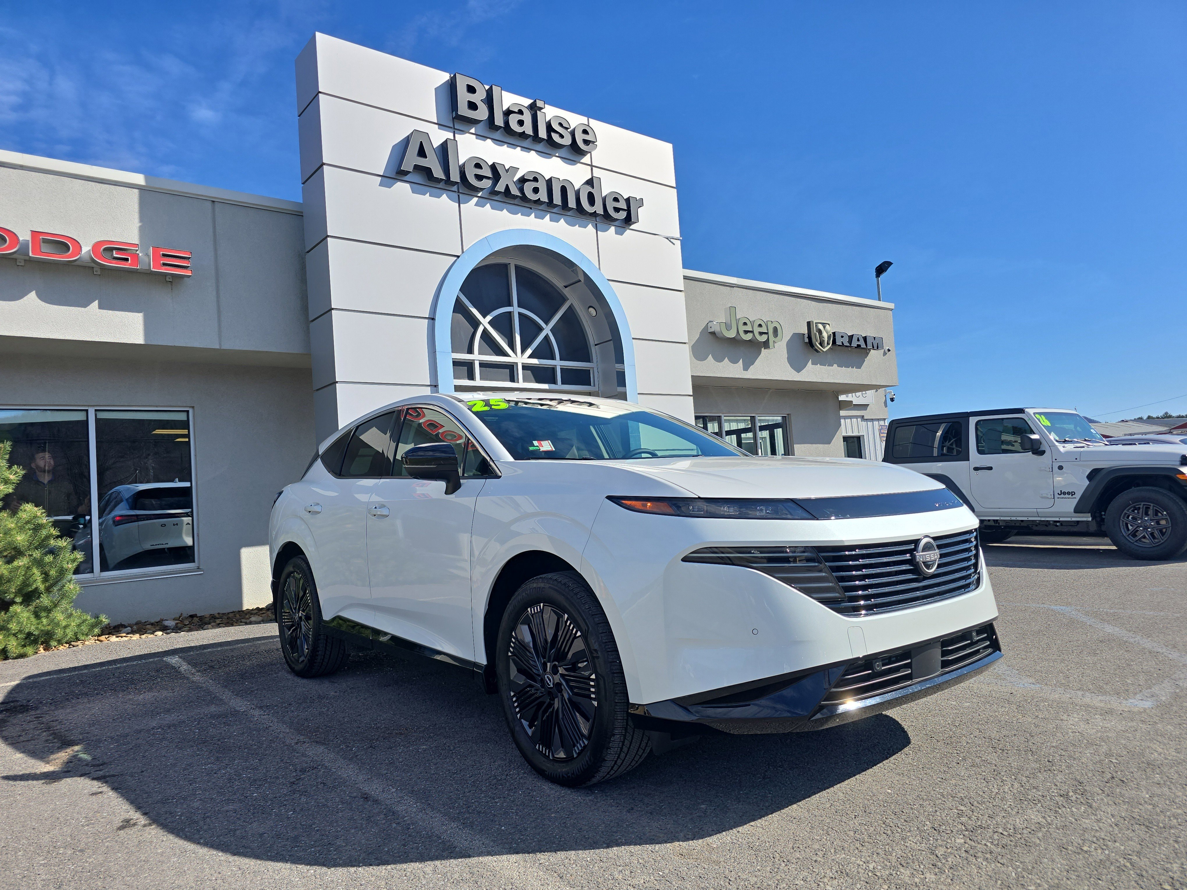 Used 2025 Nissan Murano Platinum w/ Cargo Package AWD/4WD image 1