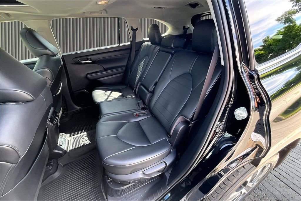 Used 2020 Toyota Highlander XLE AWD/4WD image 27