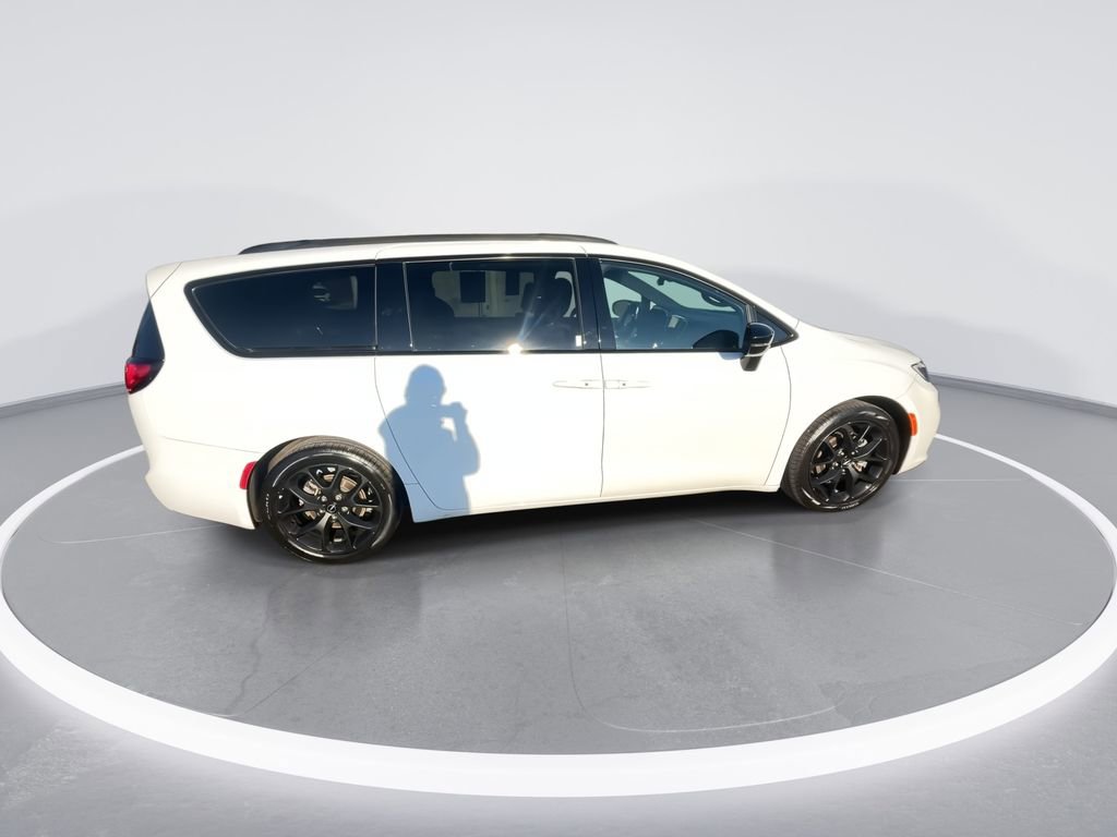 Used 2025 Chrysler Pacifica Limited image 9