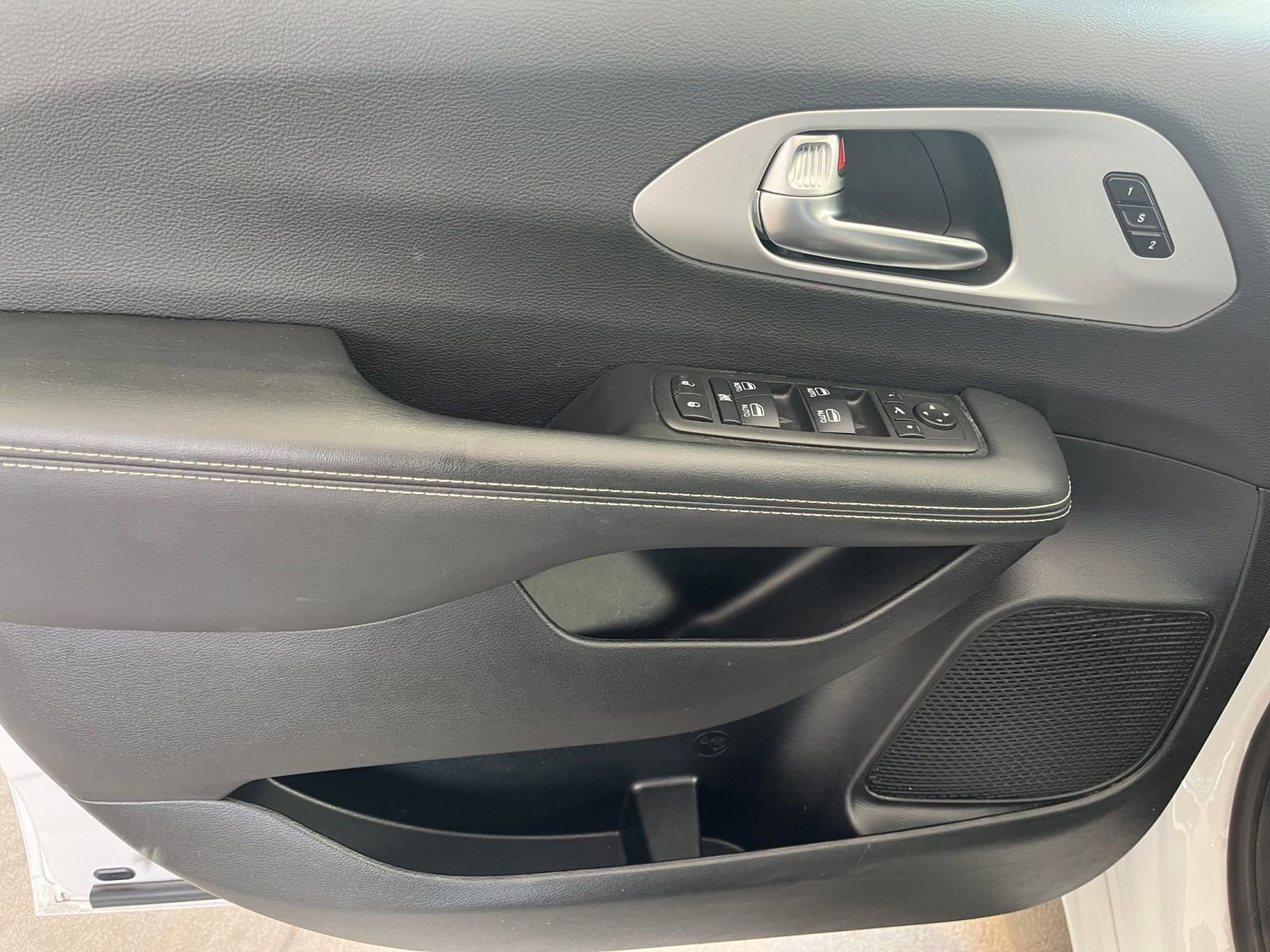 Used 2025 Chrysler Pacifica Limited FWD image 18