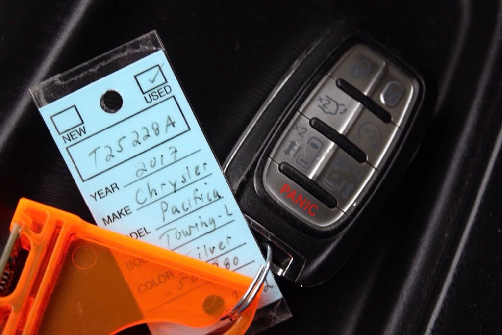 Used 2017 Chrysler Pacifica Touring-L image 36