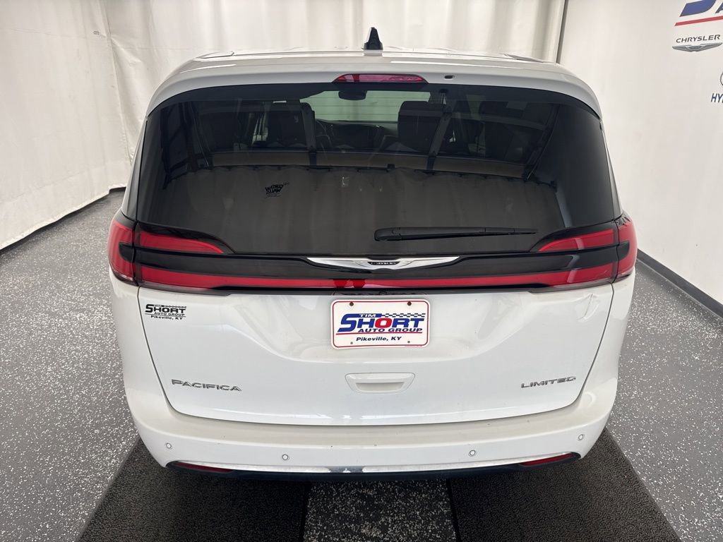 Used 2024 Chrysler Pacifica Limited w/ Uconnect Theater Family Group image 6