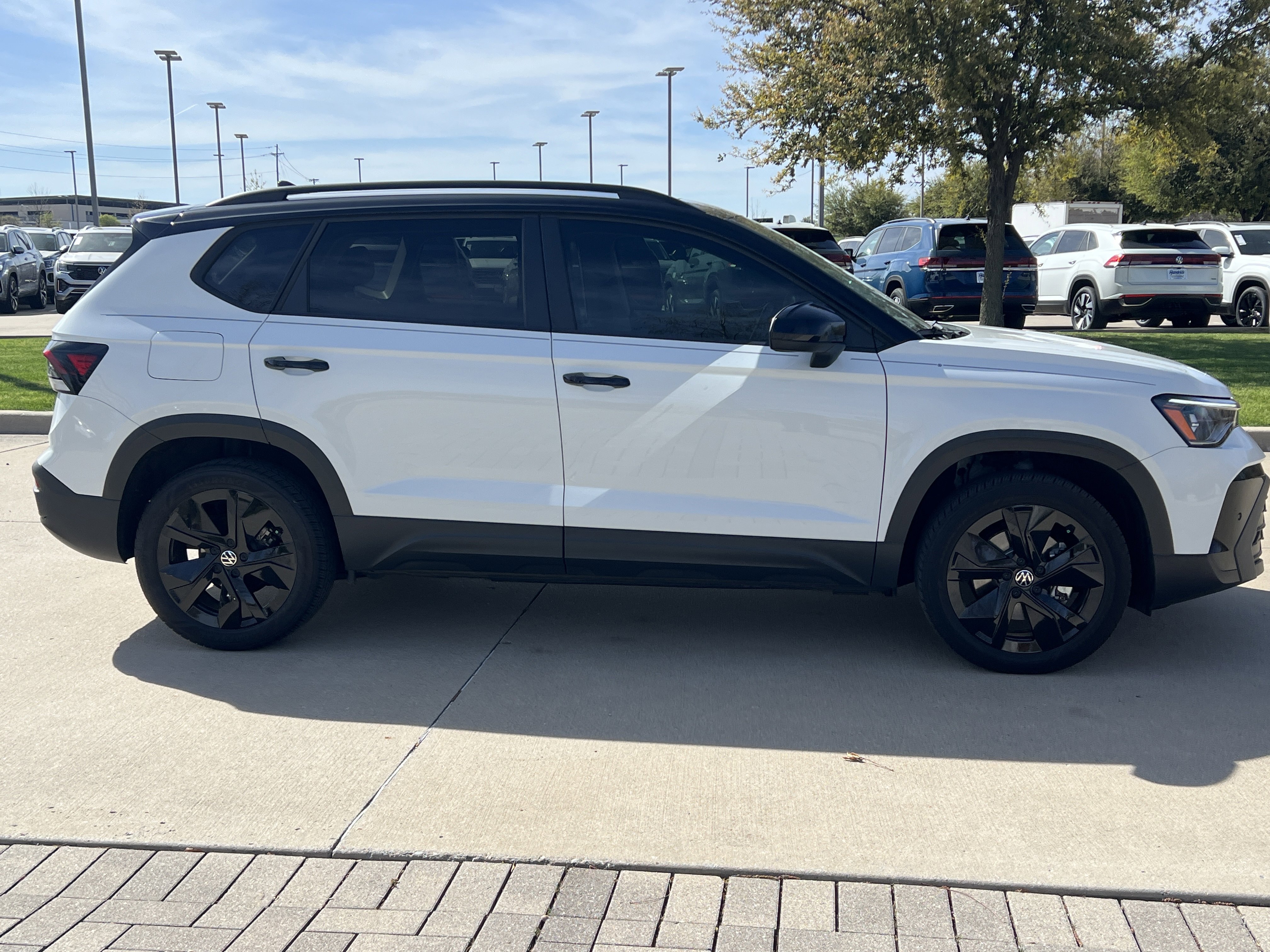 Certified 2025 Volkswagen Taos SE image 11