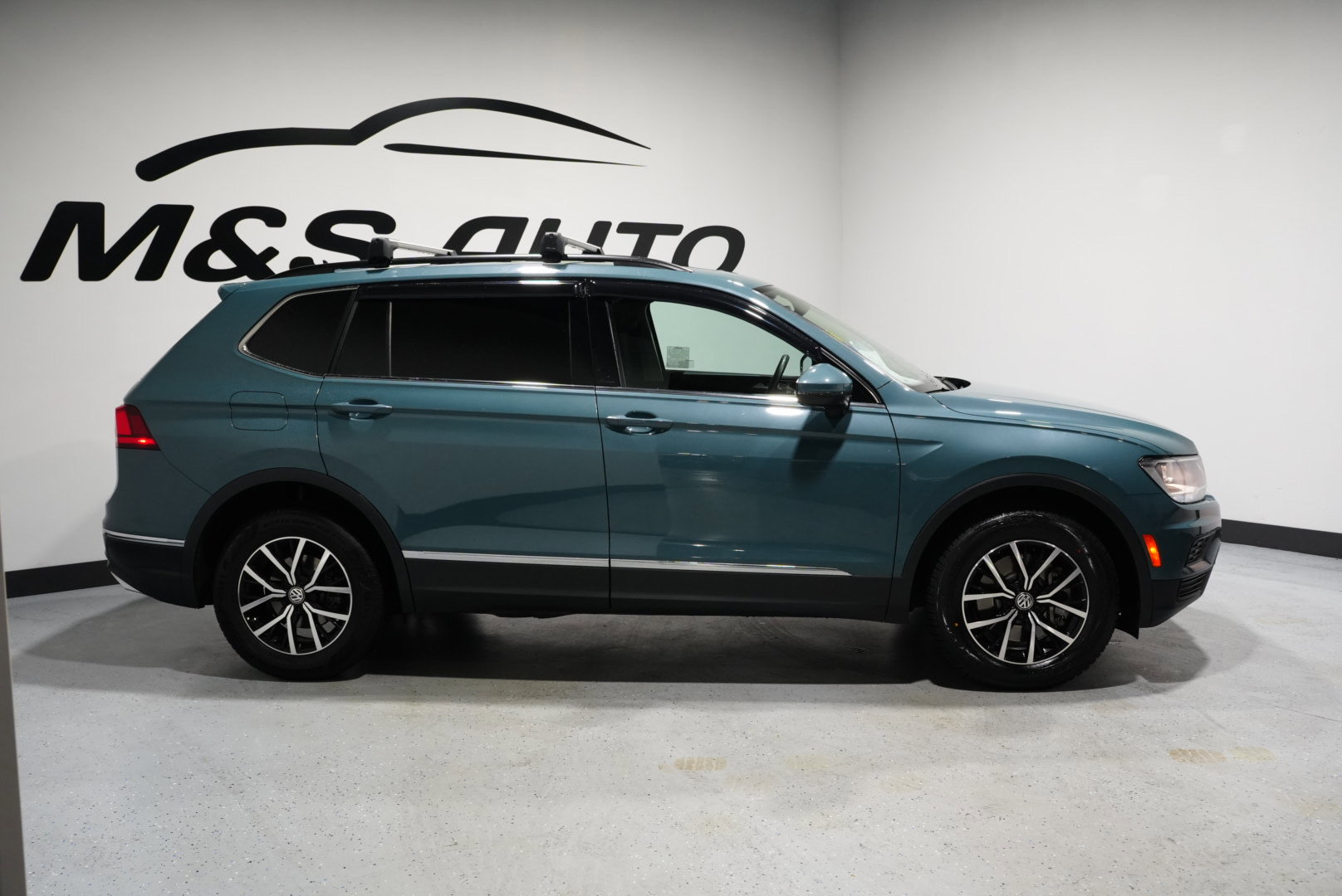 Used 2021 Volkswagen Tiguan SE w/ Panoramic Sunroof Package image 7