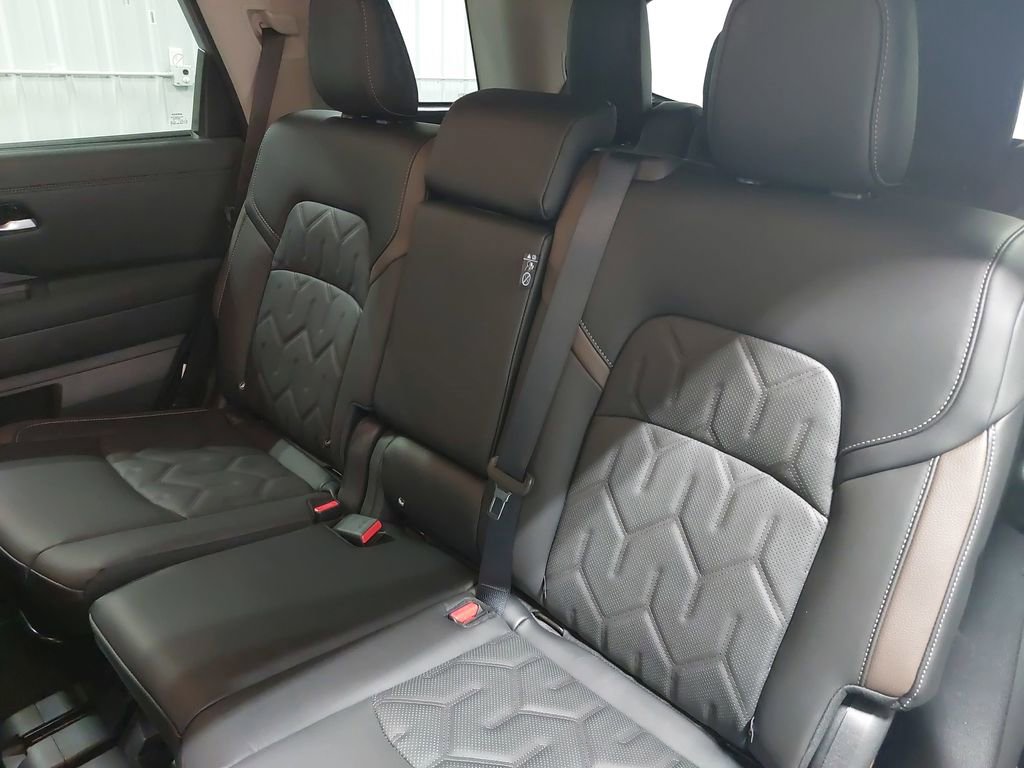 New 2026 Nissan Pathfinder Platinum image 16