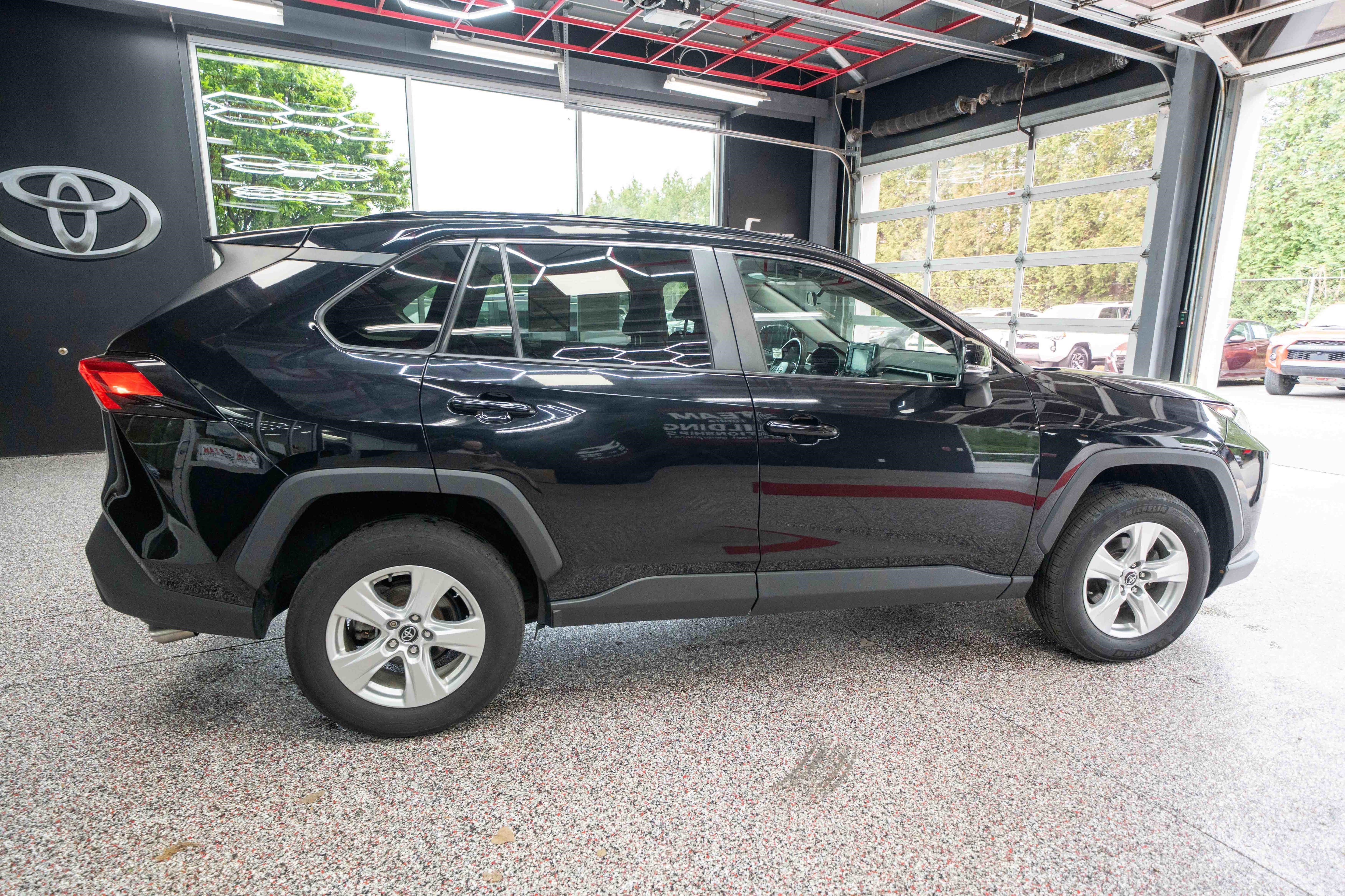 Used 2020 Toyota RAV4 XLE w/ Convenience Package AWD/4WD image 4