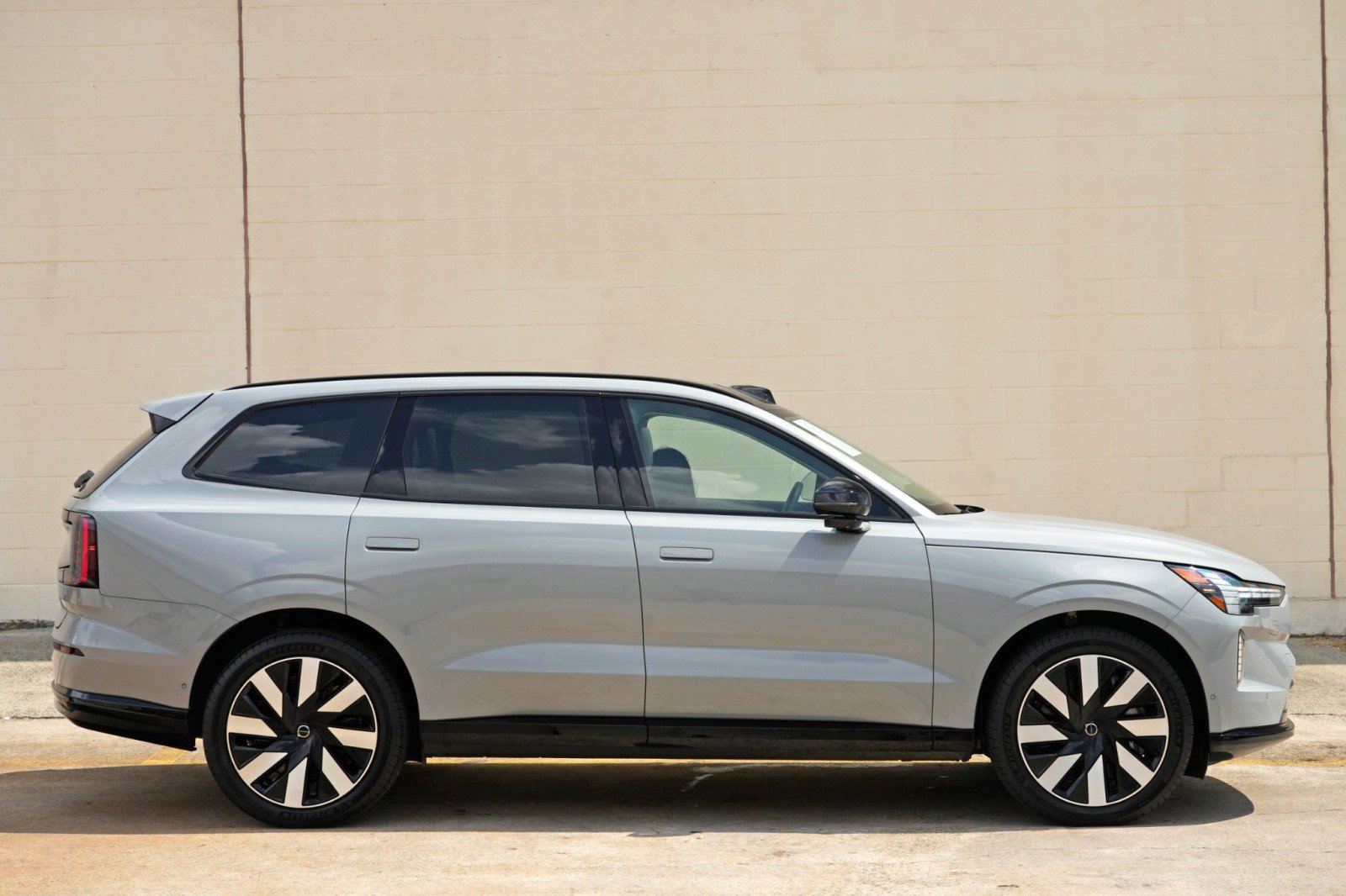 Used 2025 Volvo EX90 Ultra AWD/4WD image 45