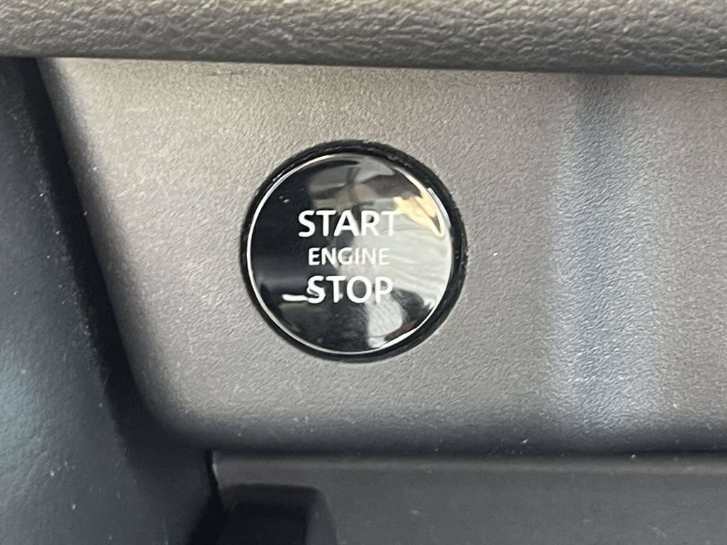 Used 2025 Nissan Rogue SV FWD image 31