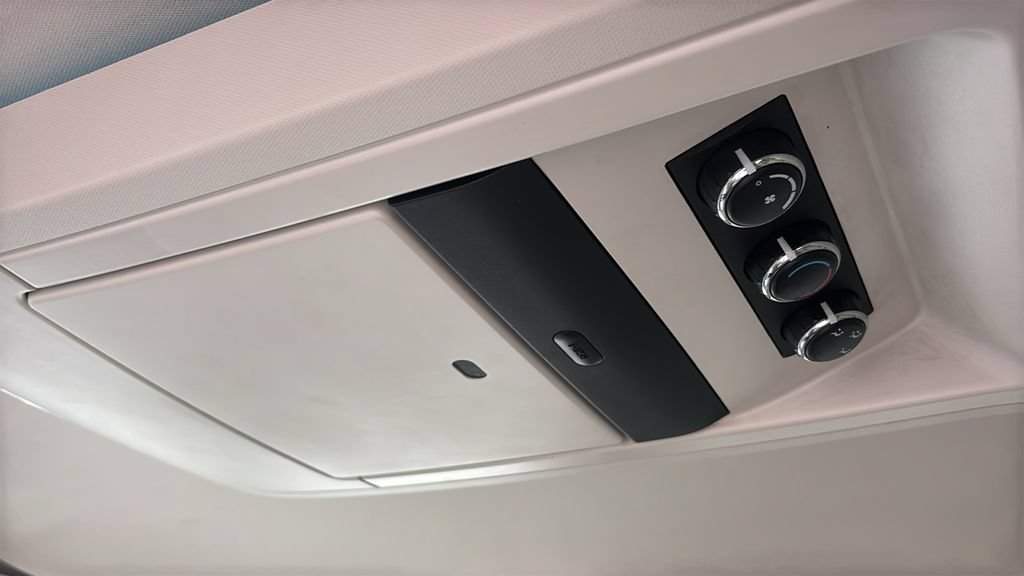 Used 2009 Chrysler Town & Country Touring FWD image 9