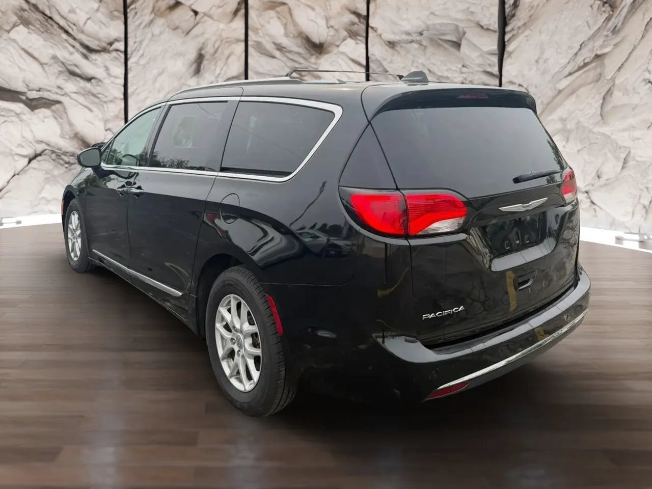 Used 2020 Chrysler Pacifica Touring-L FWD image 5