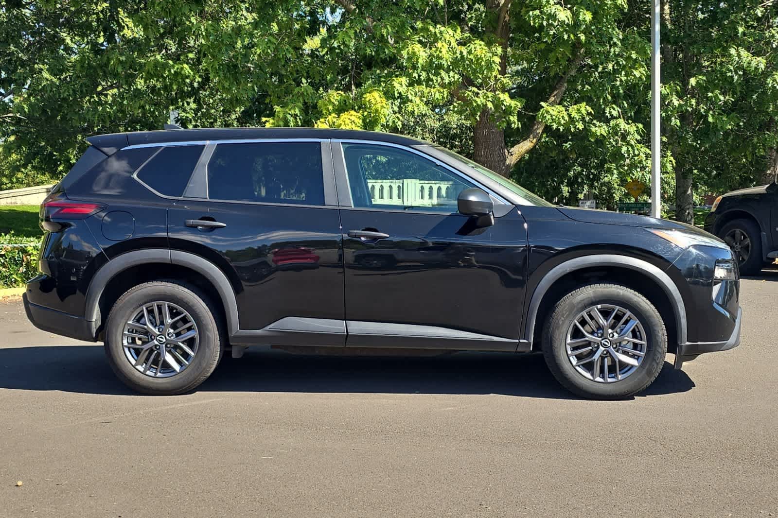 Used 2024 Nissan Rogue S AWD/4WD image 8