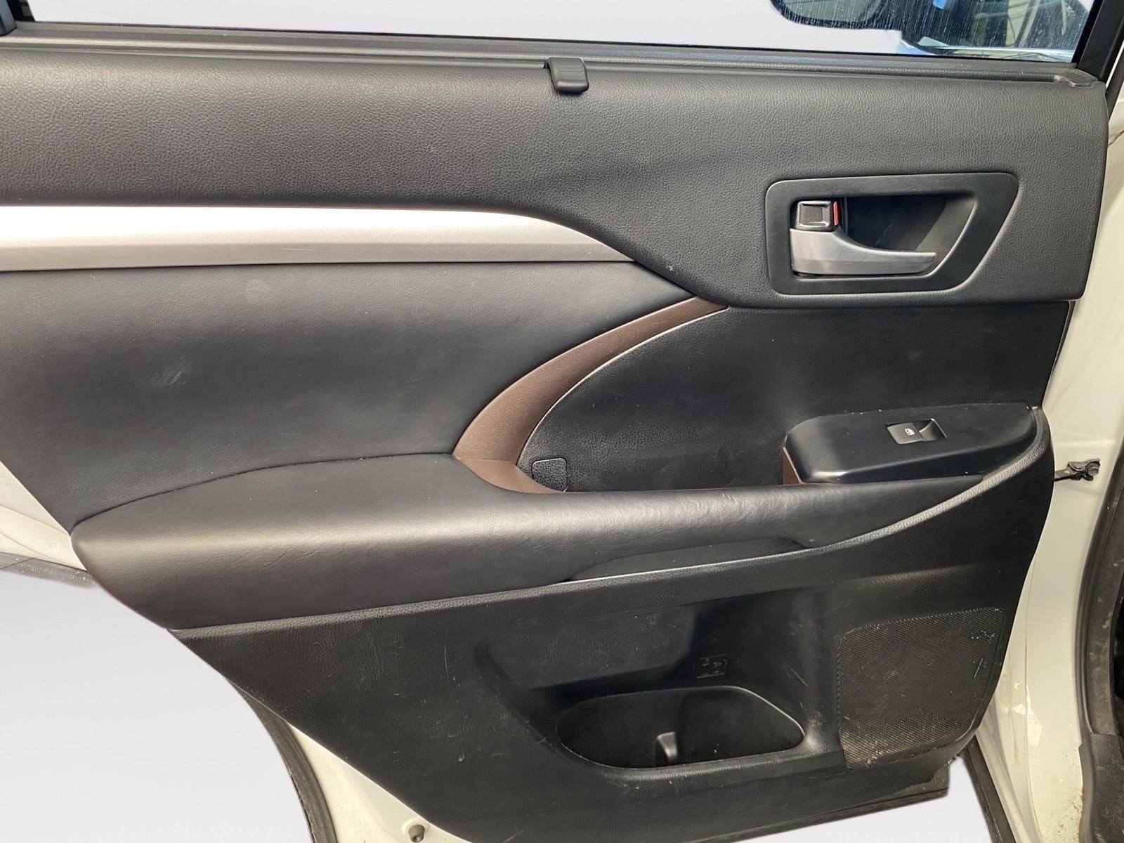 Used 2017 Toyota Highlander XLE AWD/4WD image 18