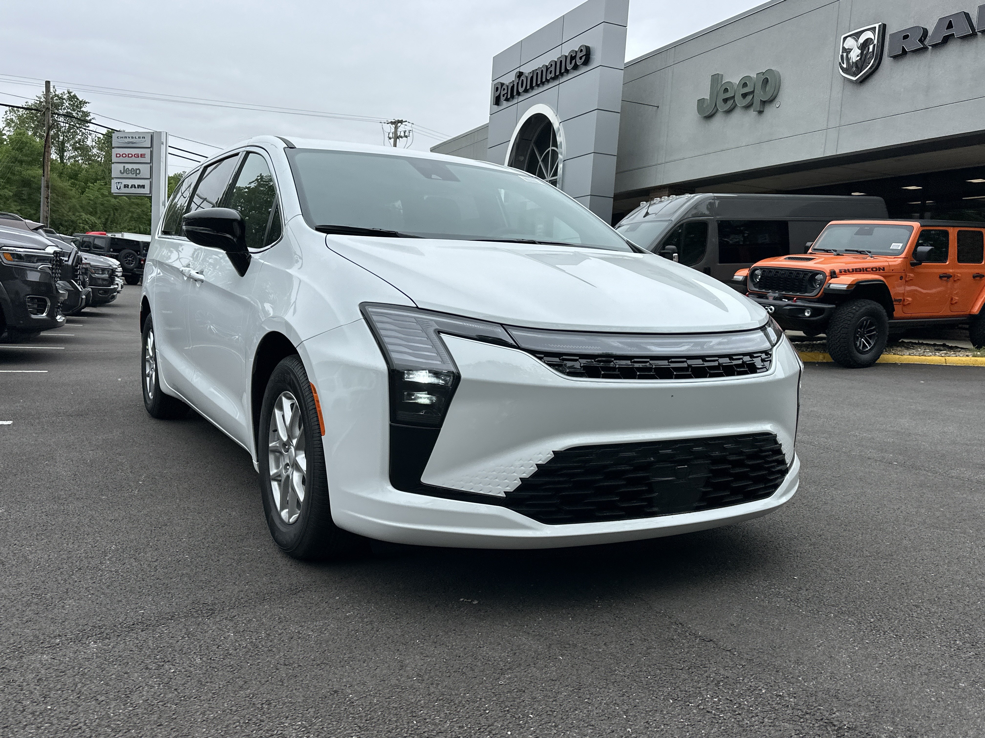 New 2027 Chrysler Pacifica Select FWD image 18