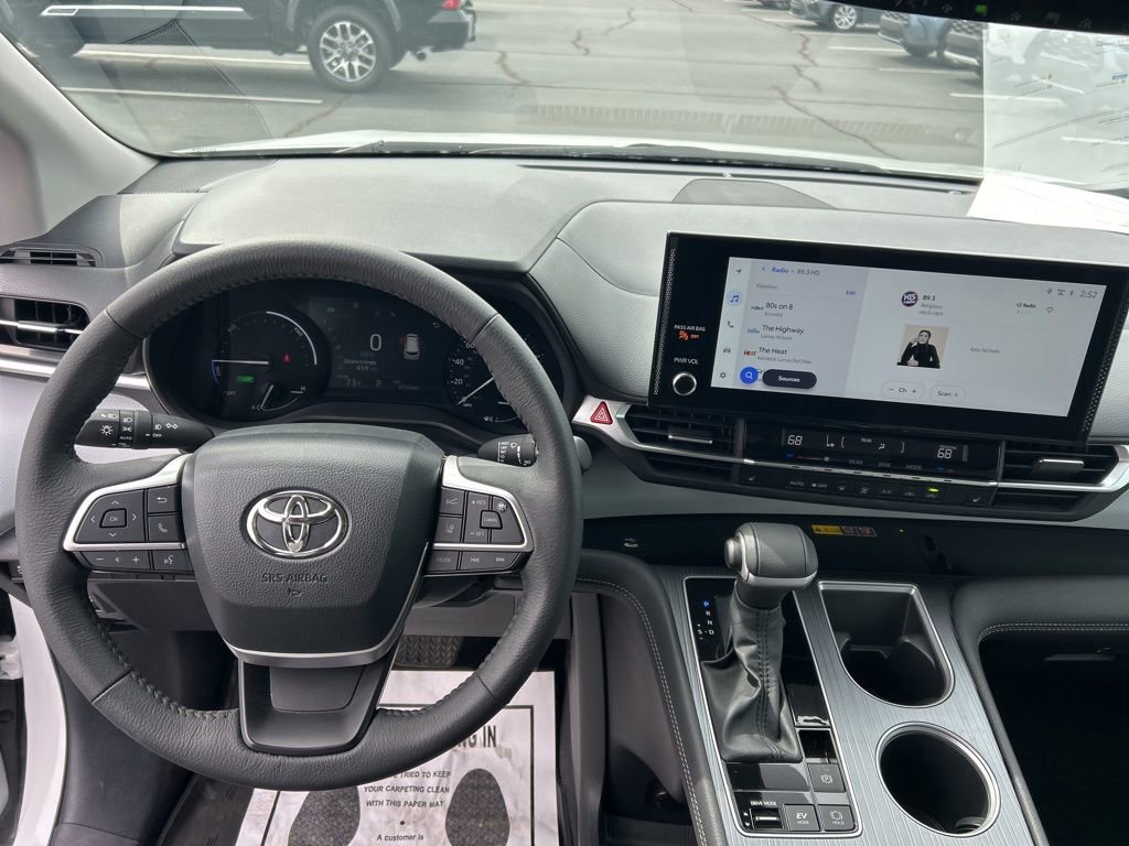 Used 2025 Toyota Sienna XLE image 6