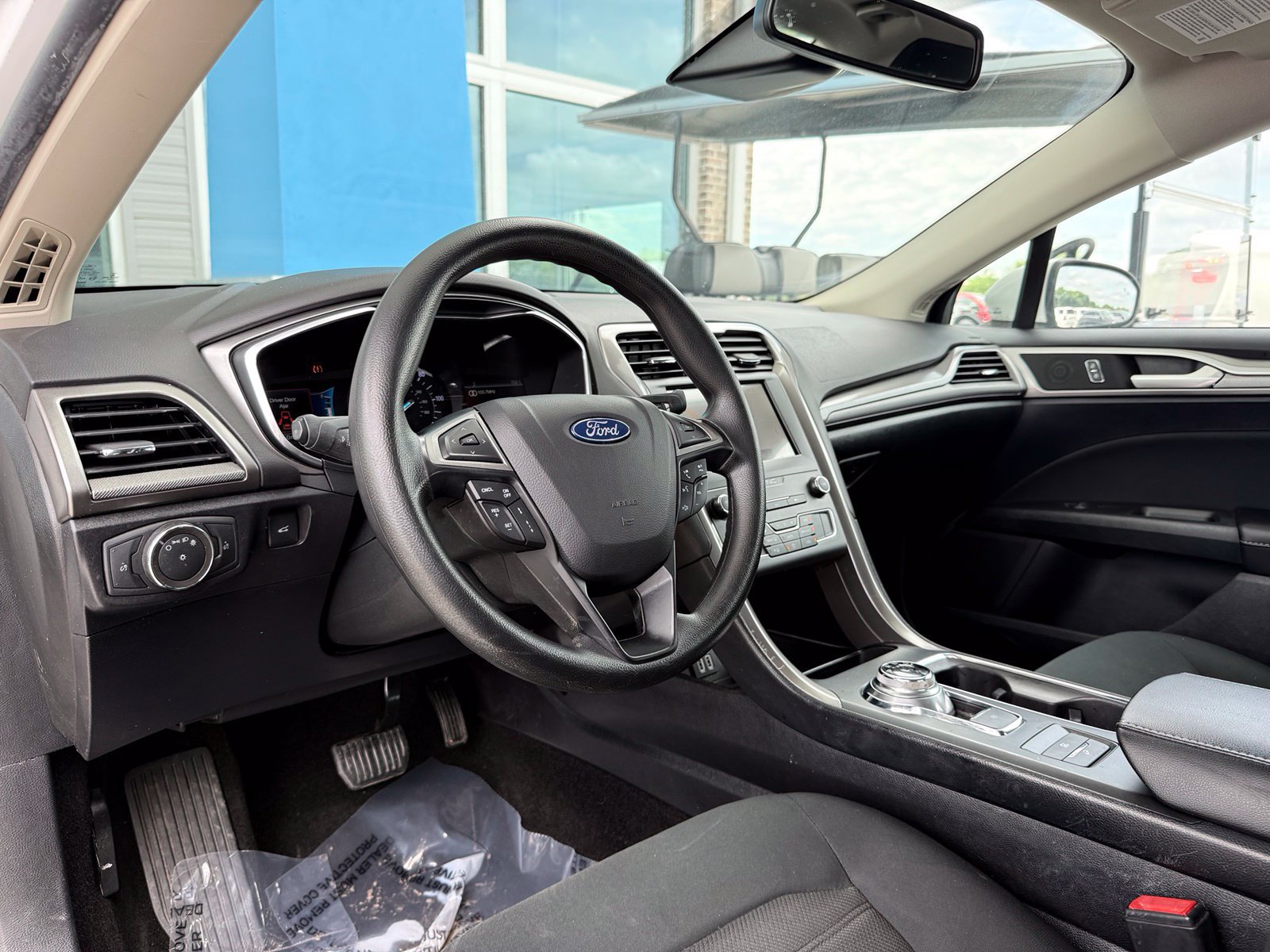 Used 2020 Ford Fusion SE FWD image 12