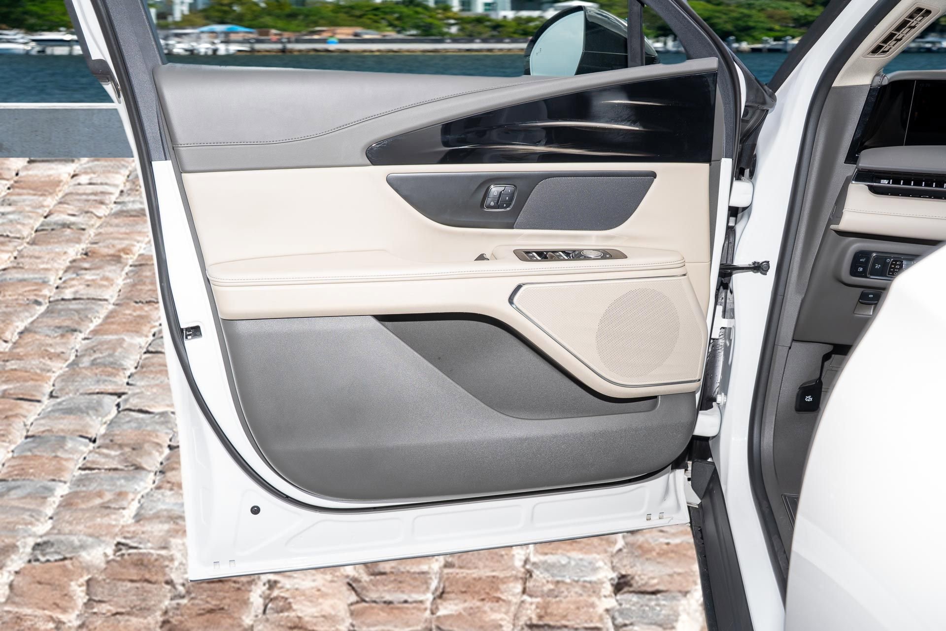 Used 2024 Lincoln Nautilus Reserve image 11