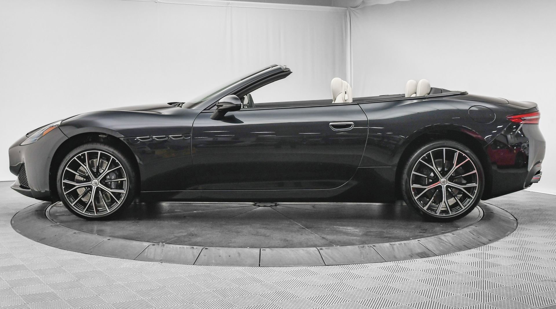 New 2025 Maserati GranCabrio Modena image 4