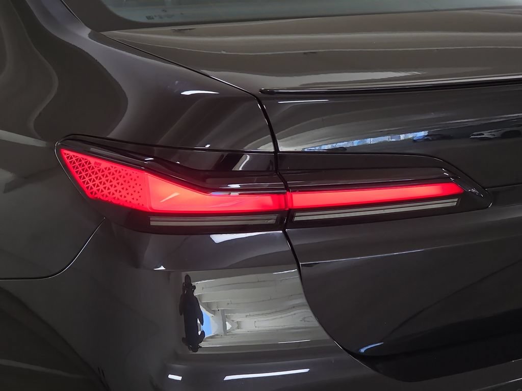 Used 2024 BMW 740i w/ Premium Package 2 RWD image 30