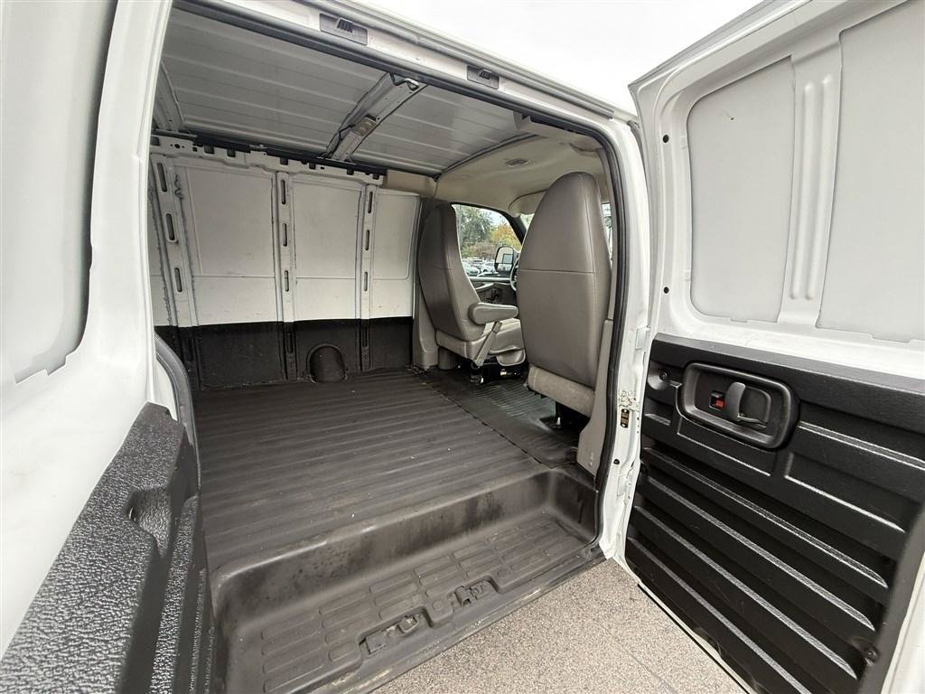 Used 2015 Chevrolet Express 2500 RWD image 12