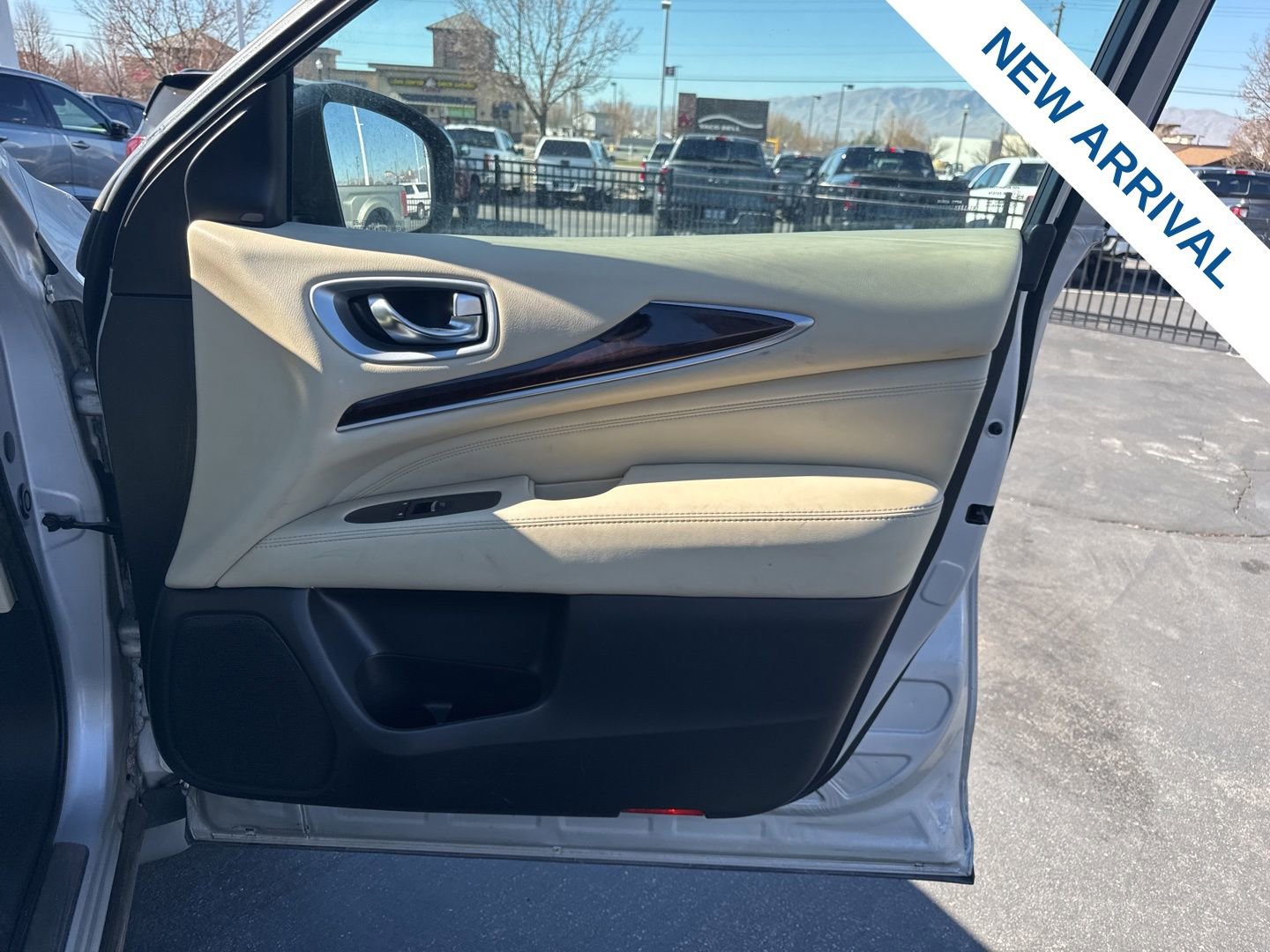 Used 2015 INFINITI QX60 AWD w/ Deluxe Touring Package image 10